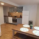 شقة Modern & Central Apartment With Private Garden *