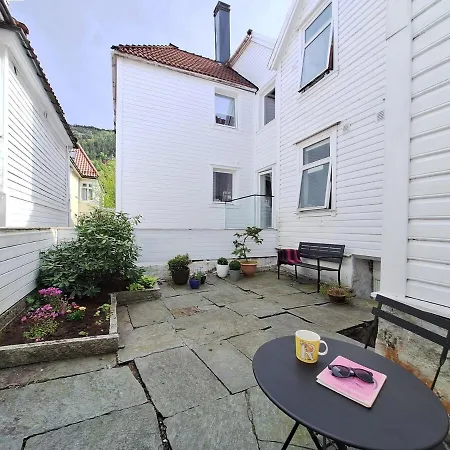 شقة Modern & Central Apartment With Private Garden